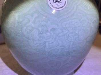 Deux vases en porcelaine de Chine c&eacute;ladon monochrome, 19/20&egrave;me